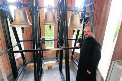 El padre Daniel Simón con las tres campanas hechas por la austriaca Grassmayr.