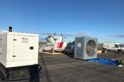 La aeronave no tripulada que la empresa prueba en el interior del aeropuerto de Alguaire.