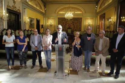 L’alcalde, Fèlix Larrosa, al centre, i tots els regidors del PSC que formen el govern local.