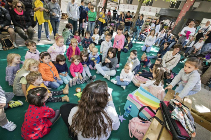 Un taller infantil en la plaza de Les Nacions Sense Estat.
