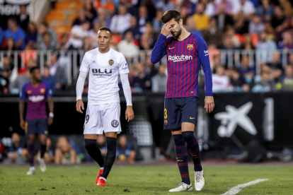 Gerard Piqué es lamenta després de l’empat a València.