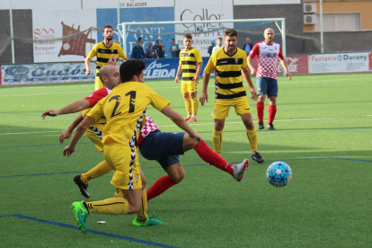 Adrià Fernández, l’autor de l’únic gol del Balaguer, disputa una pilota en una acció del partit. 