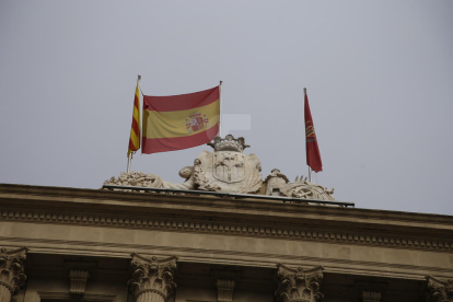 La bandera española sujetada por el asta de la bandera