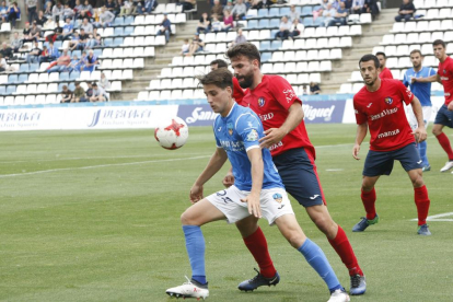 Juanto Ortuño pugna amb un jugador de l’Olot durant el partit de diumenge.
