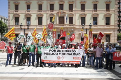 Una treintena de trabajadores de Correos se manifestaron ante la subdelegación del Gobierno. 