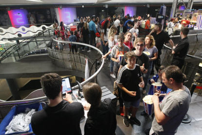 Públic de totes les edats, ahir al complex JCA Alpicat a la primera jornada de la Festa del Cinema.