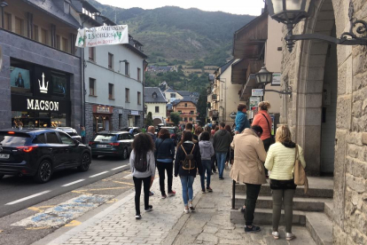 Turistes passejant pels carrers de Vielha l’agost passat.