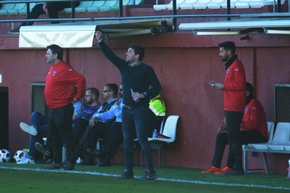 Gerard Albadalejo da instrucciones a sus jugadores el pasado domingo en Peralada.