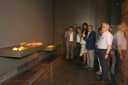 La consellera Borràs i la resta de patrons del Museu van estrenar el ‘nou’ espai dedicat a Sixena, amb la taula cedida pel MNAC.