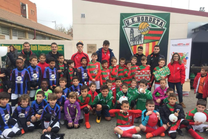 Futbol - Les instal·lacions de la Unió Esportiva Bordeta van acollir dijous un partit solidari de futbol amb què van aconseguir 80 joguets per a la campanya de recollida que organitza la Creu Roja. A la jornada van participar els equips de l’A ...