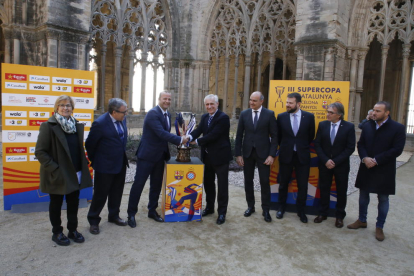 Els directius del FC Barcelona, Xavier Vilajoana, i de l’Espanyol, Carlos García Pont, es donen la mà al costat del trofeu ahir a la Seu Vella.