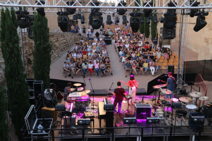 El conjunt lleidatà Renaldo & Clara va obrir ahir a la nit, encara amb llum diürna, la segona edició del Seu Vella Music Festival.