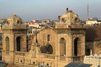 Operarios de la empresa Cigueñastop instalando las redes en las cúpulas de la Catedral, ayer.