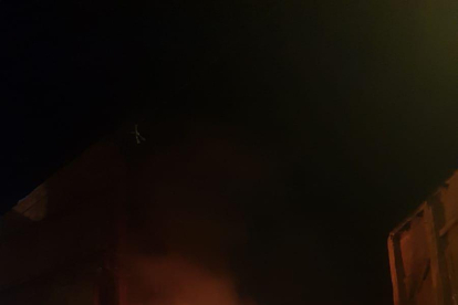 Imagen de las llamas generadas por el incendio.