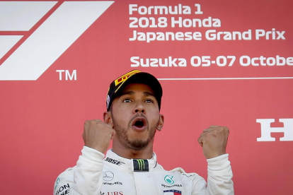 Lewis Hamilton en el podio celebrando la victoria después de la carrera.