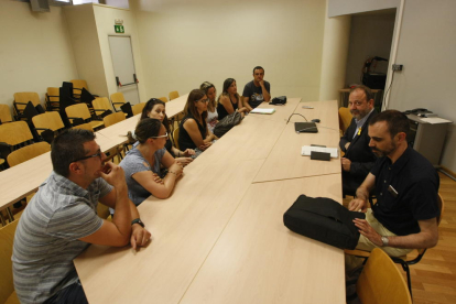 Las familias se reunieron el lunes con Vega en Lleida. 