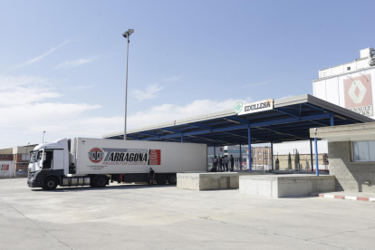 Un camión en la aduana de Lleida, ayer.