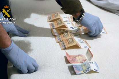 Diners trobats al domicili del suposat autor de l'atracament a Fraga.