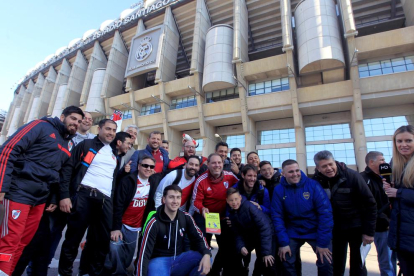 Aficionados de River y Boca posaron ayer junto al estadio Santiago Bernabéu.