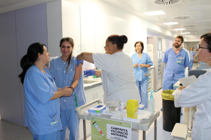 Vacunación a profesionales contra la gripe  -  Profesionales de la salud de Lleida se vacunaron ayer contra la gripe en el marco de la campaña V de Vacuna’t, concentrada en un solo día. El objetivo es incrementarla entre los profesionales. En  ...