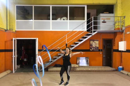 Marina Casals, al garatge on entrena els seus gimnastes.