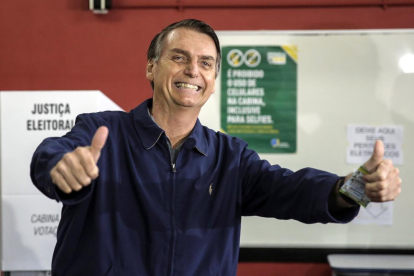 El candidato ultraderechista Jair Bolsonaro, tras votar ayer.