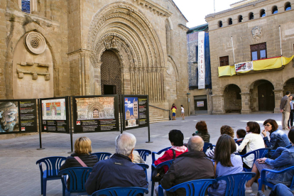 L’exposició està situada just davant de la portalada romànica de la capital de la ribera del Sió.