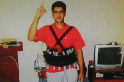 Imatge de Youssef Aalla, un dels terroristes, portant una armilla carregada d’explosius.