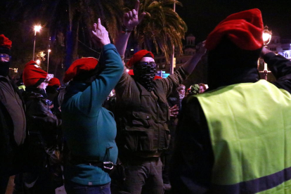 Los “cantaires” se reunieron de nuevo en la plaza de la Paeria para pedir la libertad de los presos.