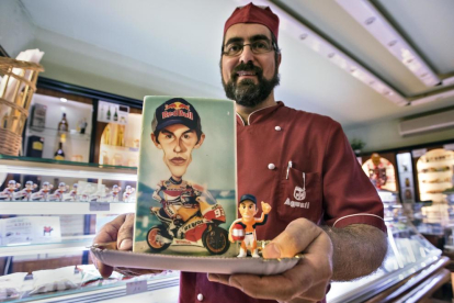 La pastisseria Agustí ha elaborat dolços dedicats al campió de Cervera.