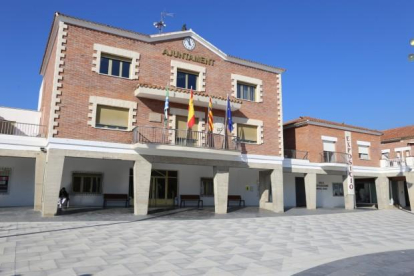 El ayuntamiento de Mequinensa, en el centro de la población.