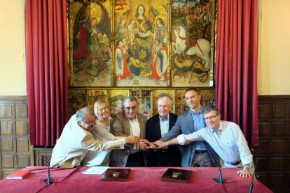Àngel Ros y Josep M. Culleré, en el centro, en la firma del convenio.