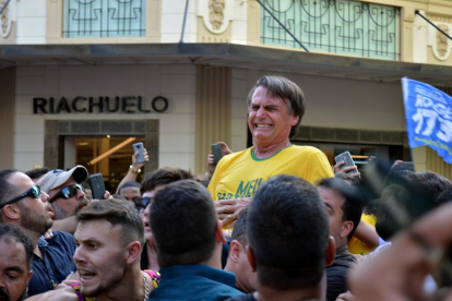 El diputado Jair Bolsonaro en el momento del ataque.