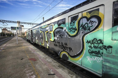 Las pintadas en el tren de Cervera a Lleida impedían al maquinista ver a través del parabrisas.