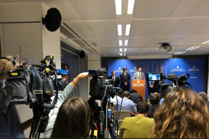Carles Puigdemont y el conseller Jordi Puigneró, ayer en rueda de prensa en Bruselas.