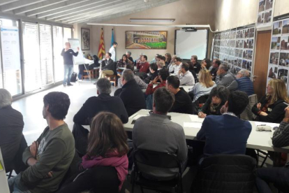 El taller que se llevó a cabo ayer en La Baronia de Rialb con personas de distintos sectores. 