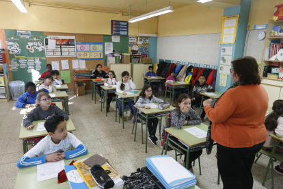 Un alumne, en la prova d’expressió oral davant de dos companys.