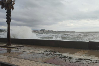 Tempesta i la mar està mol enfadada al Arenal de l' Ampolla
