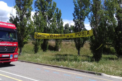 Imagen de archivo de una pancarta en La Pobla contra Josep Borrell el pasado mes de junio.