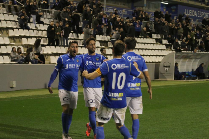 Jugadors del Lleida celebren el gol de la victòria aconseguit diumenge davant de l’Alcoià.