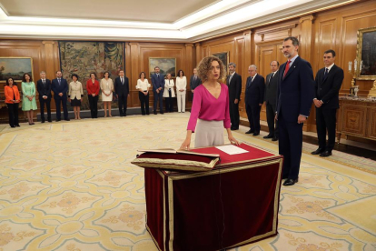 La ministra d’Administracions Territorials, Meritxell Batet, promet el càrrec davant el rei al palau de la Zarzuela.