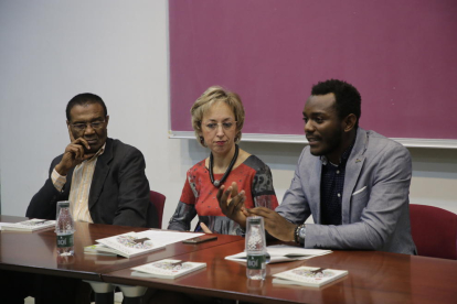 El escritor Oscar Kem-Mekah, ayer durante la presentación de ‘No hay país para negros’ en la UdL.