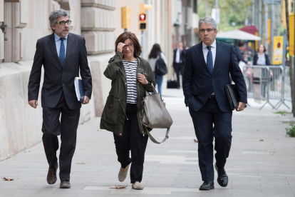 La dona de l'exconseller de Presidència Jordi Turull, Blanca Bragulat, acompanyada del seu advocat Jordi Pina (esquerra) i l'exconseller Francesc Homs, a la seva arribada al Tribunal Superior de Justícia de Catalunya.