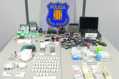 Imatge d’arxiu de mòbils, droga, joies i diners robats decomissats en una operació dels Mossos d’Esquadra.