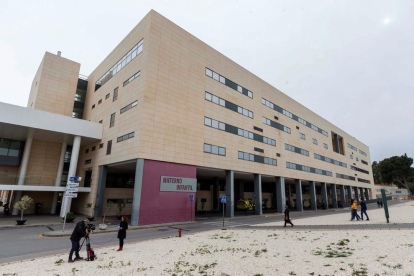 Vista del hospital Virgen de la Arrixaca de Murcia, donde dio a luz a una niña de 11 años el viernes. 