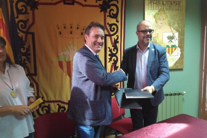 El conseller de Interior y el alcalde de Almacelles firman un convenio de colaboración en materia de seguridad