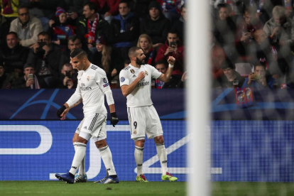Jugadors del Madrid celebren un dels gols que van marcar ahir.