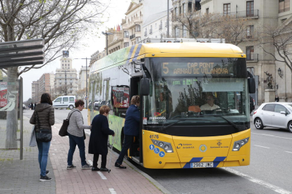 Viatgers pujant ahir a un autobús urbà a la ciutat de Lleida.