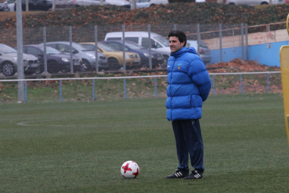 El técnico del Lleida, Gerard Albadalejo, ayer durante el entrenamiento en el Annex.
