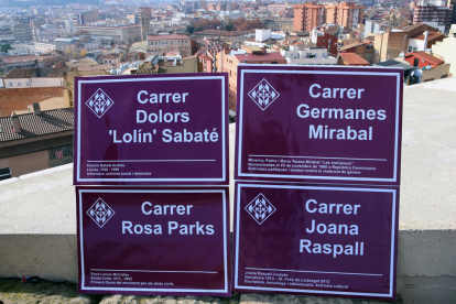 Placas de las calles Rosa Parks, Joana Raspall, Dolors Sabaté y Germanes Miraball de Lleida.